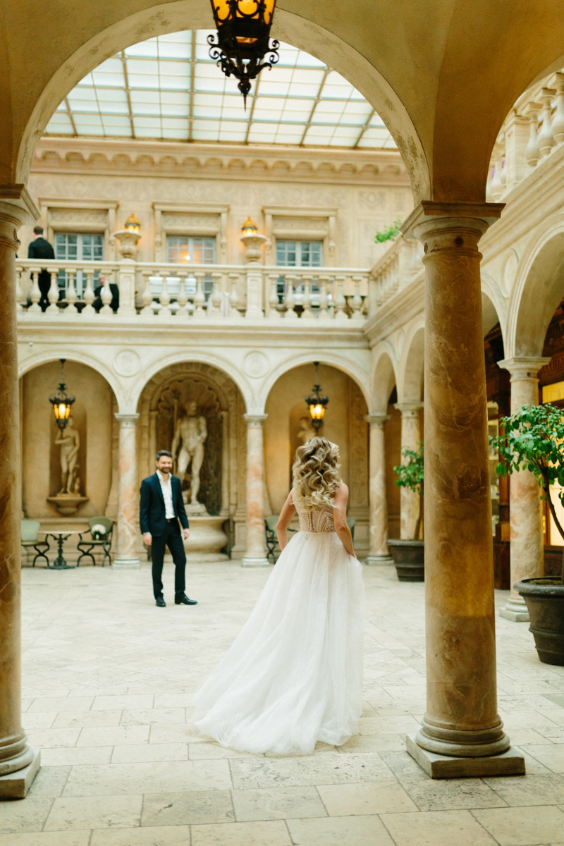 Во Владимире насчитывается более ста пятидесяти свадебных фотографов. К сожалению, не все из них соответствуют современным требованиям. Как же найти достойного?