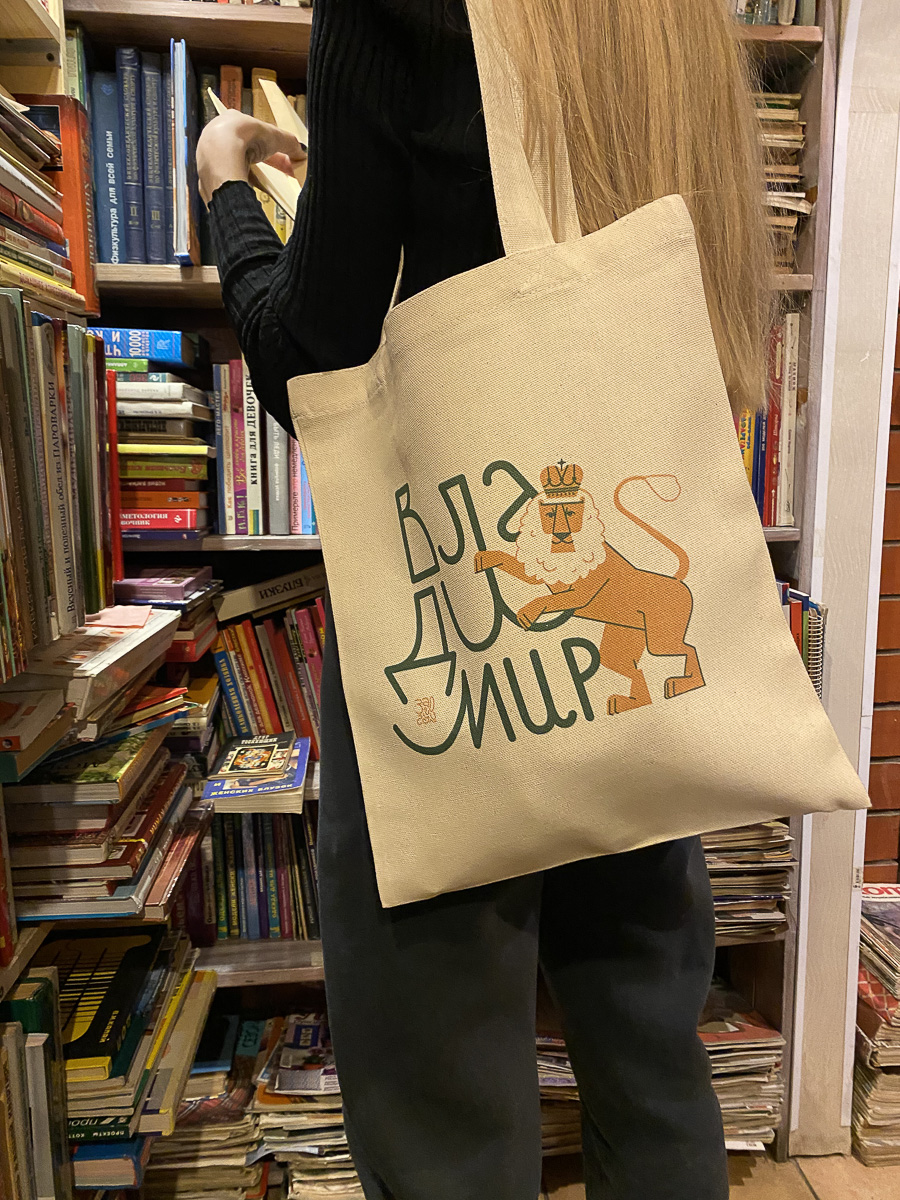 Ты с Северной? А если шоппер найду? Разбираемся в локальной идентификации горожан по мерчу, гуляем с нескучными стикерпаками и помогаем художникам в поисках локаций для граффити.