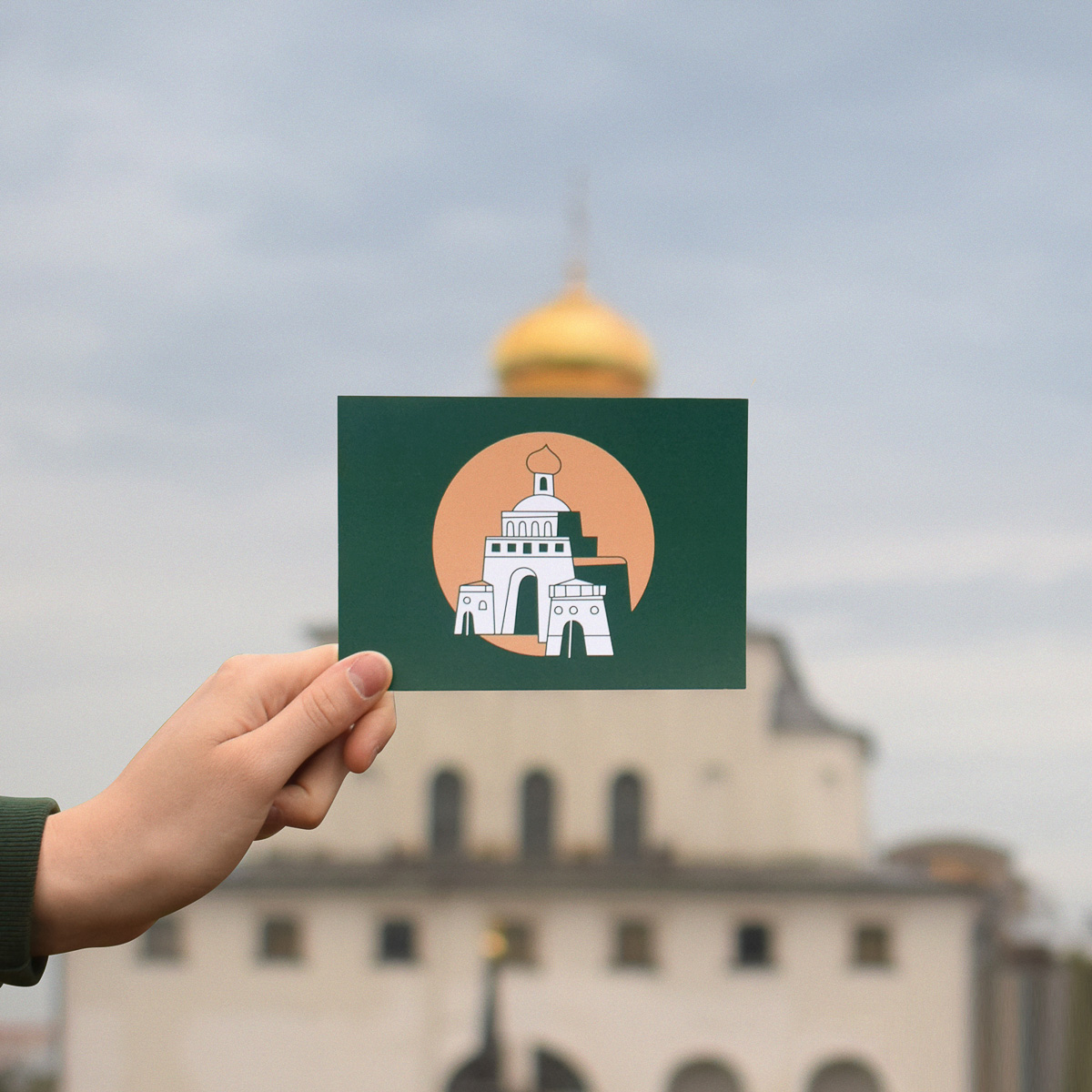 Ты с Северной? А если шоппер найду? Разбираемся в локальной идентификации горожан по мерчу, гуляем с нескучными стикерпаками и помогаем художникам в поисках локаций для граффити.