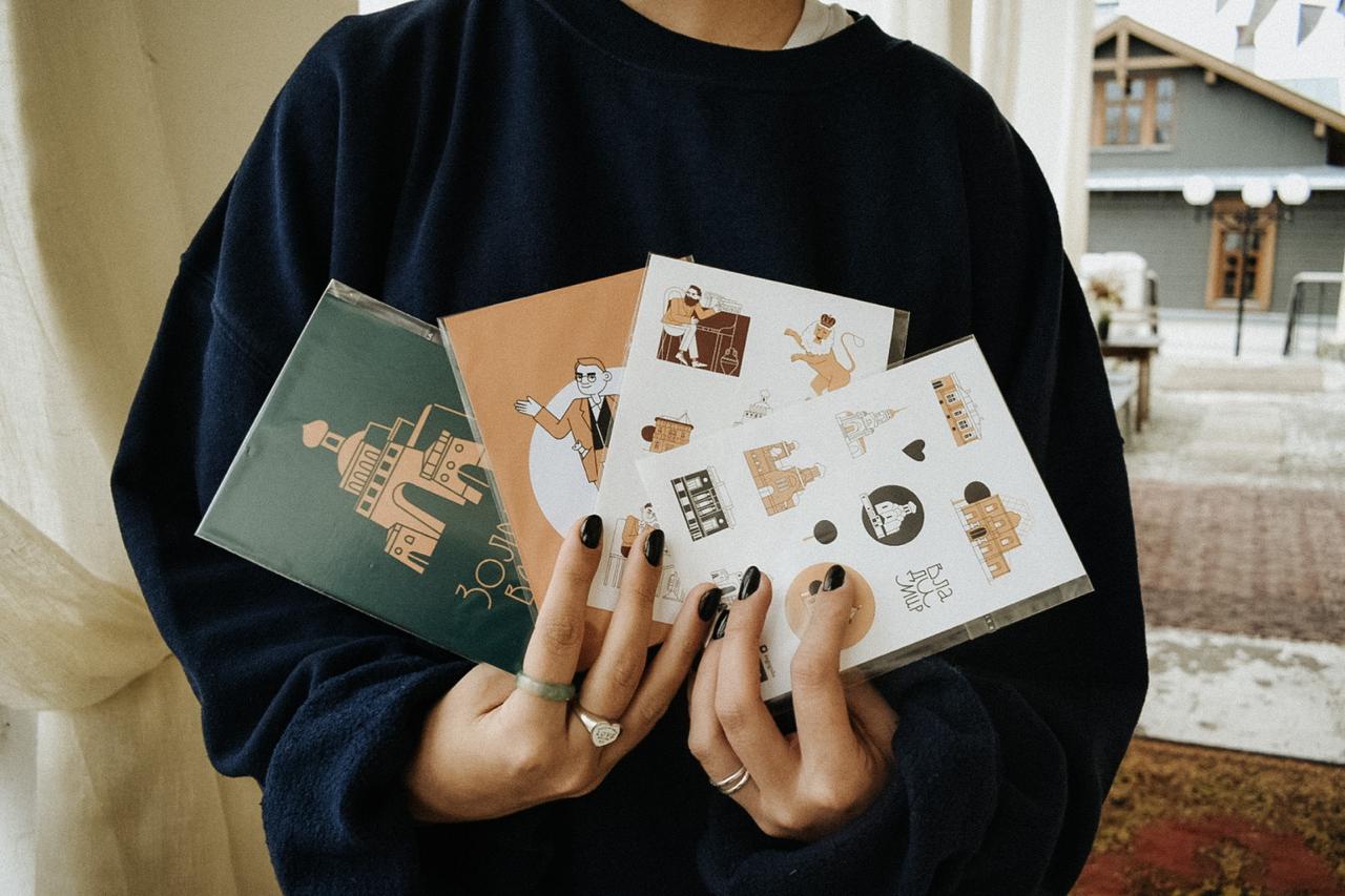 Ты с Северной? А если шоппер найду? Разбираемся в локальной идентификации горожан по мерчу, гуляем с нескучными стикерпаками и помогаем художникам в поисках локаций для граффити.