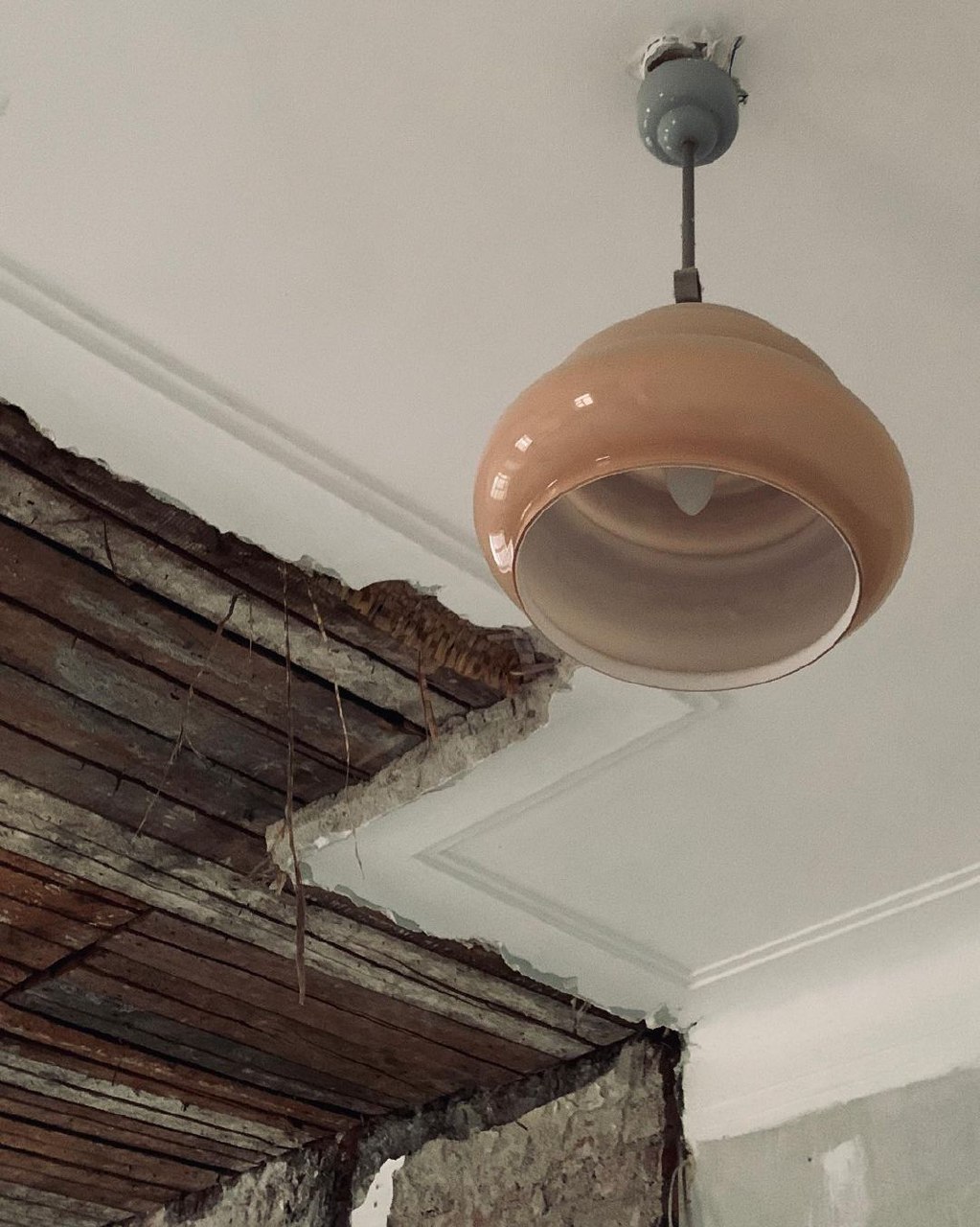 В «сталинку» после новостройки: Артемьевы переехали на Ерофеевский спуск и не прогадали. Что привлекло семью в старой квартире помимо 70 квадратов с видом на центральные достопримечательности?