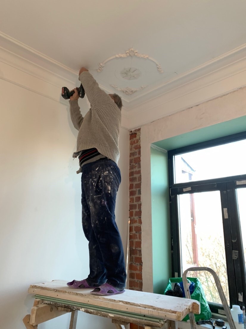 В «сталинку» после новостройки: Артемьевы переехали на Ерофеевский спуск и не прогадали. Что привлекло семью в старой квартире помимо 70 квадратов с видом на центральные достопримечательности?