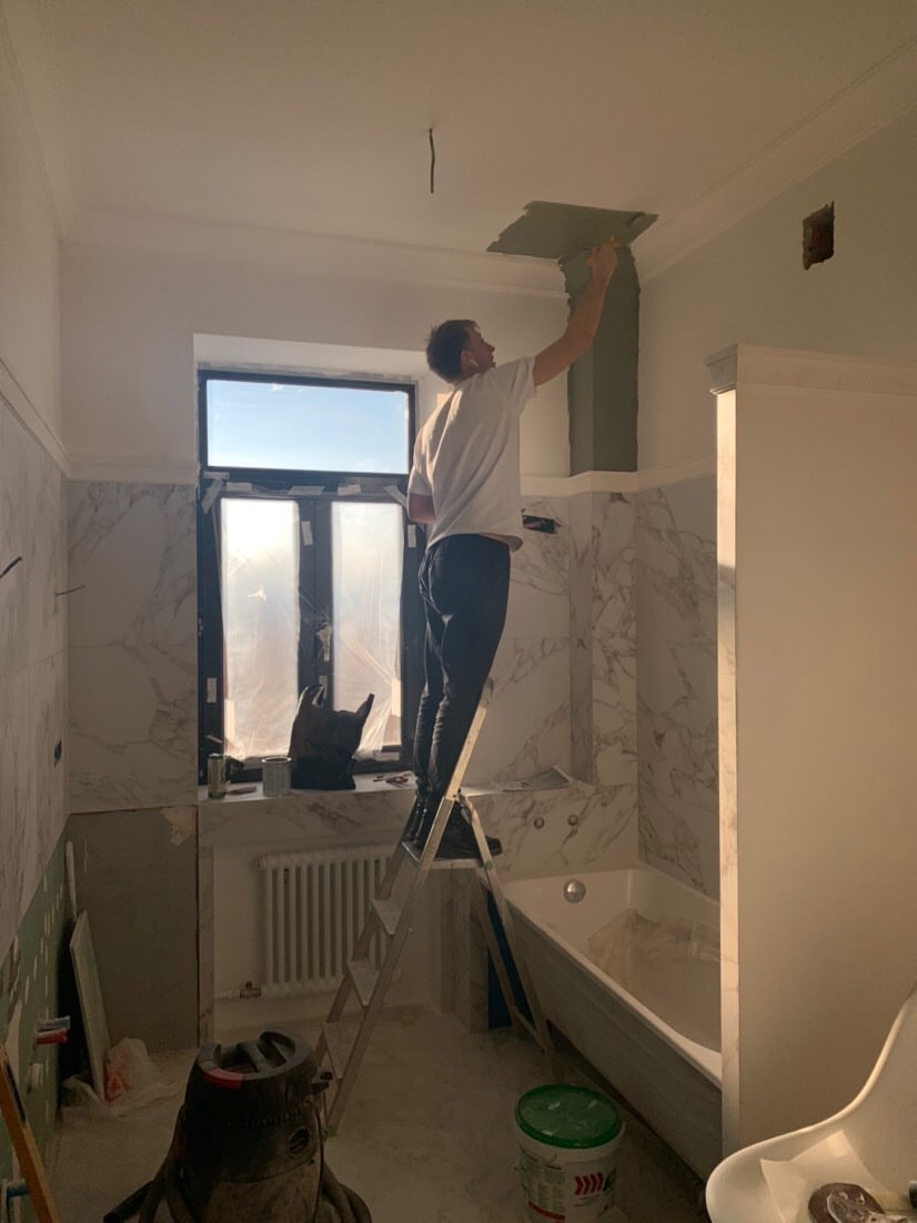 В «сталинку» после новостройки: Артемьевы переехали на Ерофеевский спуск и не прогадали. Что привлекло семью в старой квартире помимо 70 квадратов с видом на центральные достопримечательности?