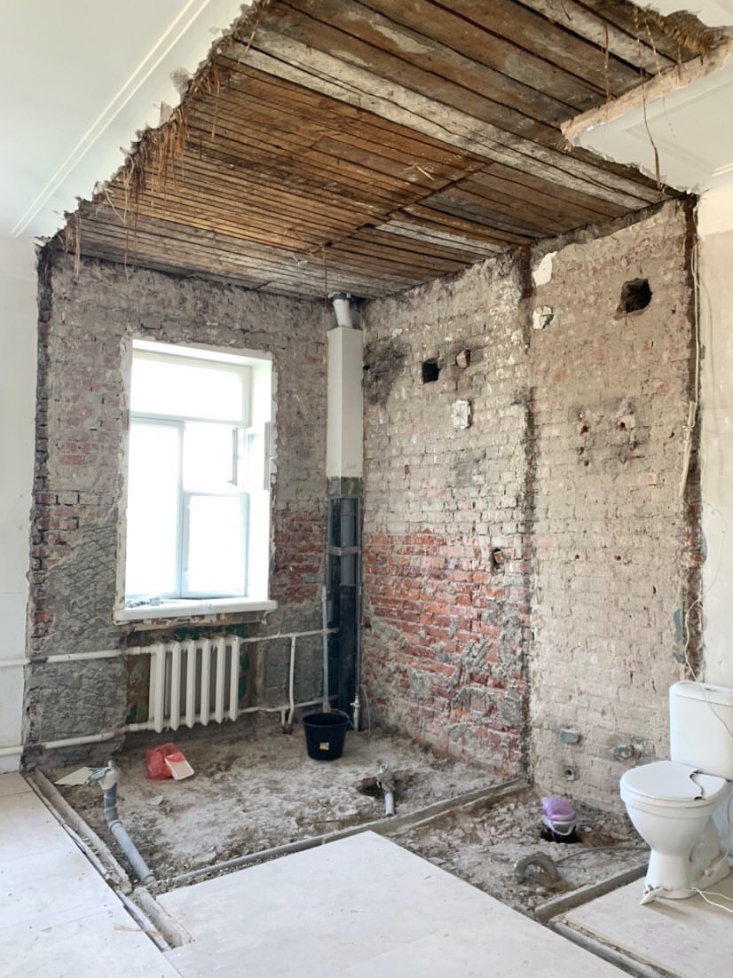 В «сталинку» после новостройки: Артемьевы переехали на Ерофеевский спуск и не прогадали. Что привлекло семью в старой квартире помимо 70 квадратов с видом на центральные достопримечательности?