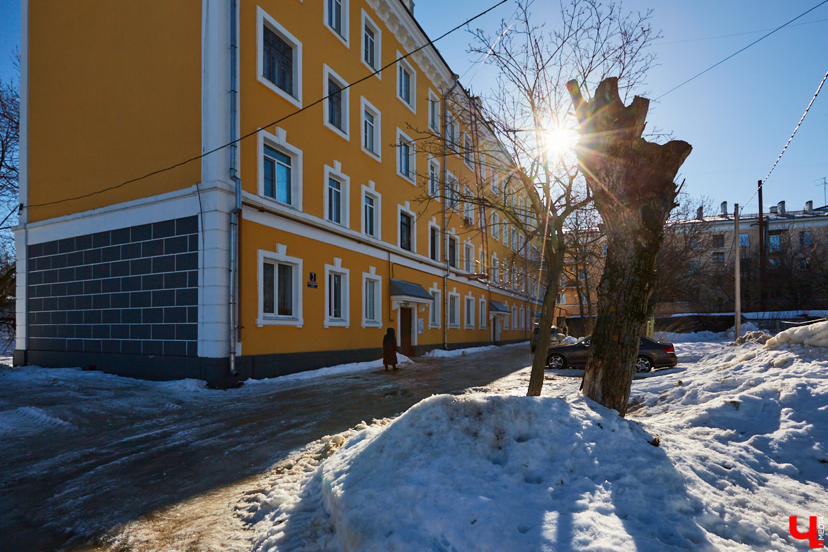 В «сталинку» после новостройки: Артемьевы переехали на Ерофеевский спуск и не прогадали. Что привлекло семью в старой квартире помимо 70 квадратов с видом на центральные достопримечательности?