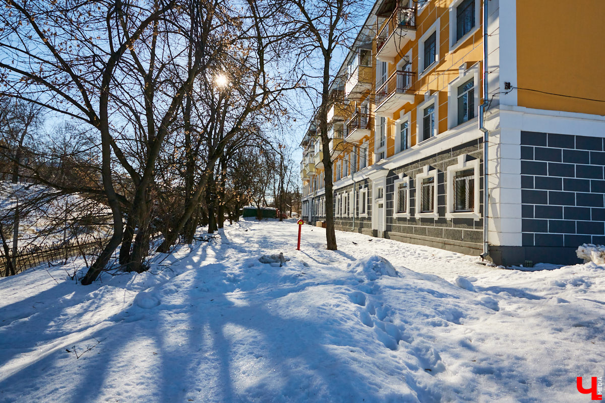 В «сталинку» после новостройки: Артемьевы переехали на Ерофеевский спуск и не прогадали. Что привлекло семью в старой квартире помимо 70 квадратов с видом на центральные достопримечательности?