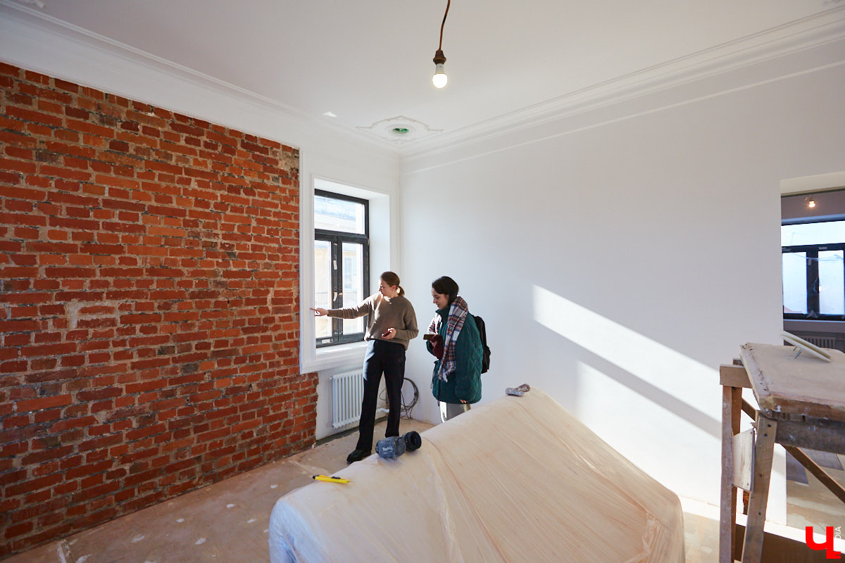 В «сталинку» после новостройки: Артемьевы переехали на Ерофеевский спуск и не прогадали. Что привлекло семью в старой квартире помимо 70 квадратов с видом на центральные достопримечательности?