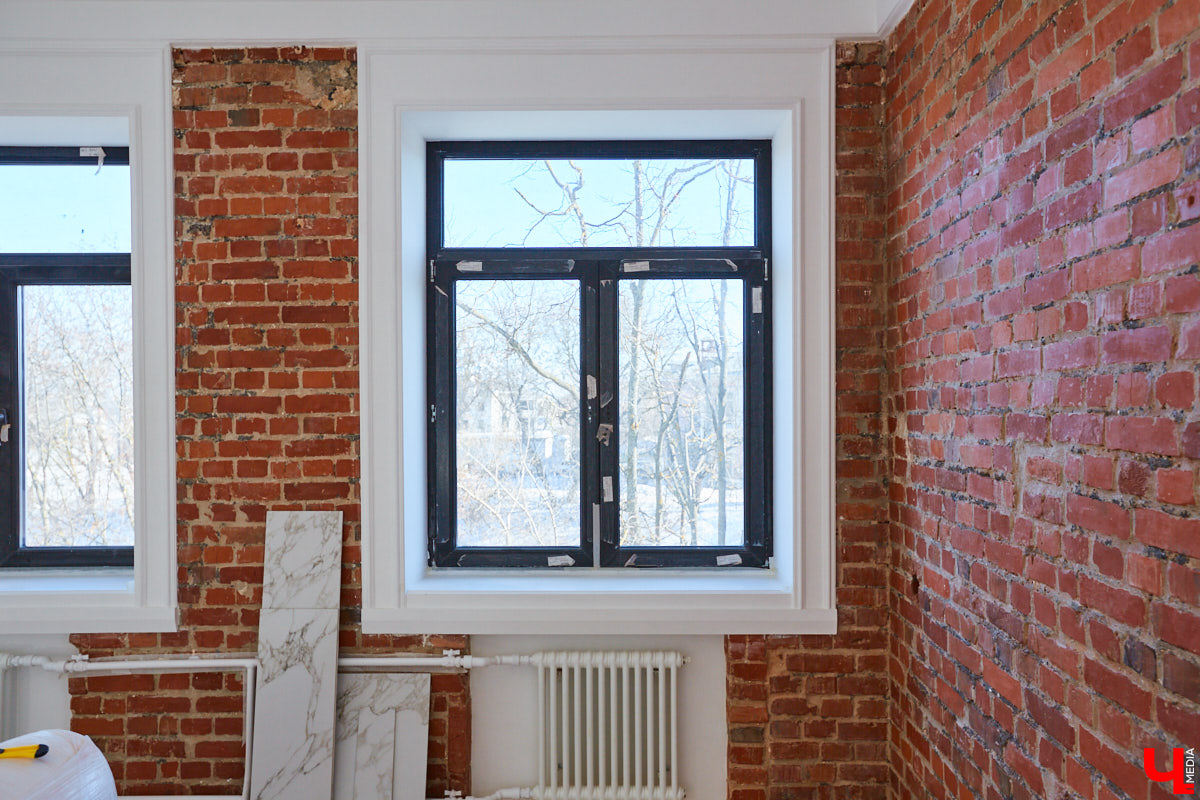 В «сталинку» после новостройки: Артемьевы переехали на Ерофеевский спуск и не прогадали. Что привлекло семью в старой квартире помимо 70 квадратов с видом на центральные достопримечательности?