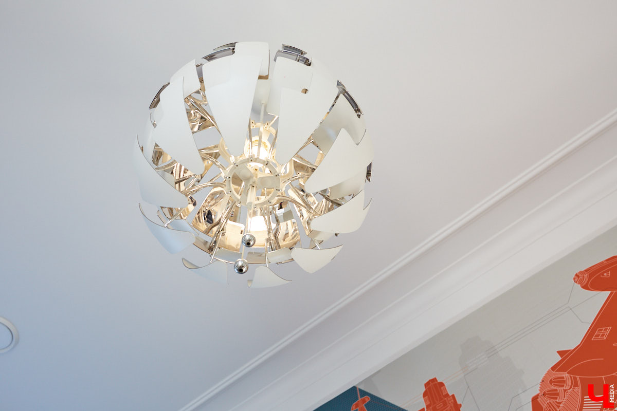 В «сталинку» после новостройки: Артемьевы переехали на Ерофеевский спуск и не прогадали. Что привлекло семью в старой квартире помимо 70 квадратов с видом на центральные достопримечательности?