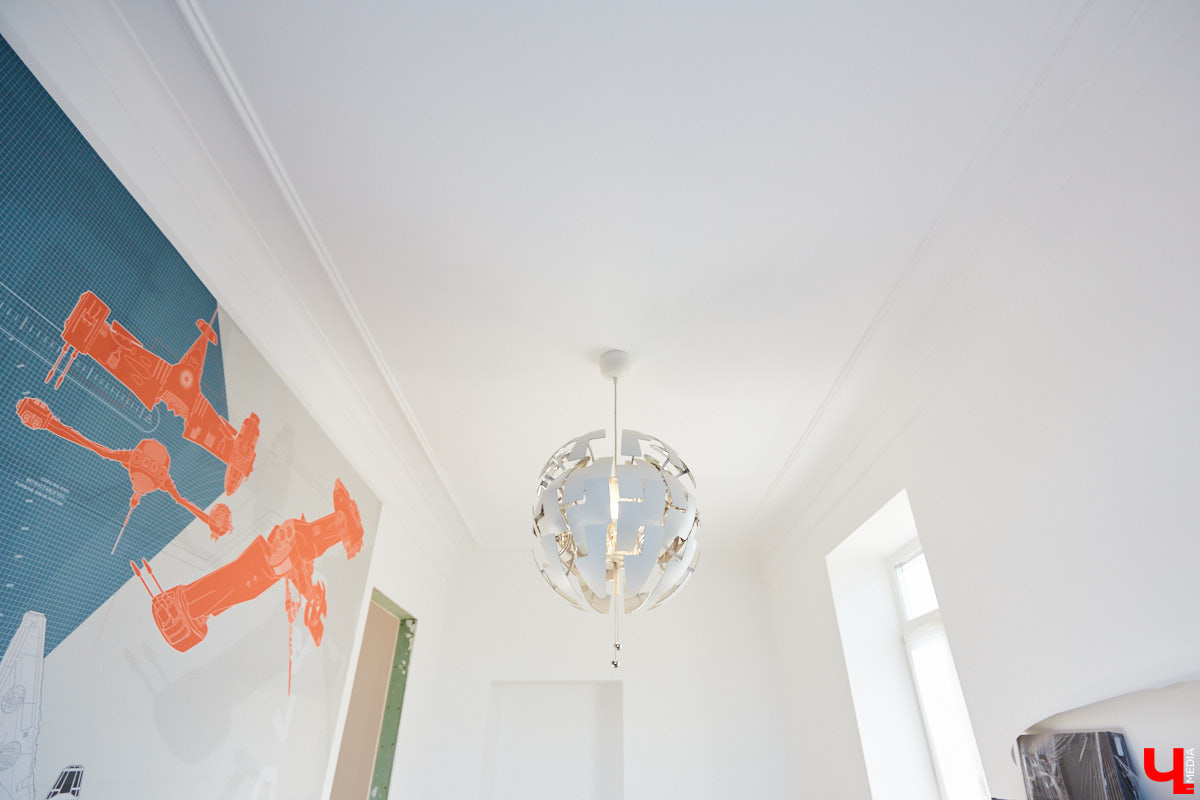 В «сталинку» после новостройки: Артемьевы переехали на Ерофеевский спуск и не прогадали. Что привлекло семью в старой квартире помимо 70 квадратов с видом на центральные достопримечательности?