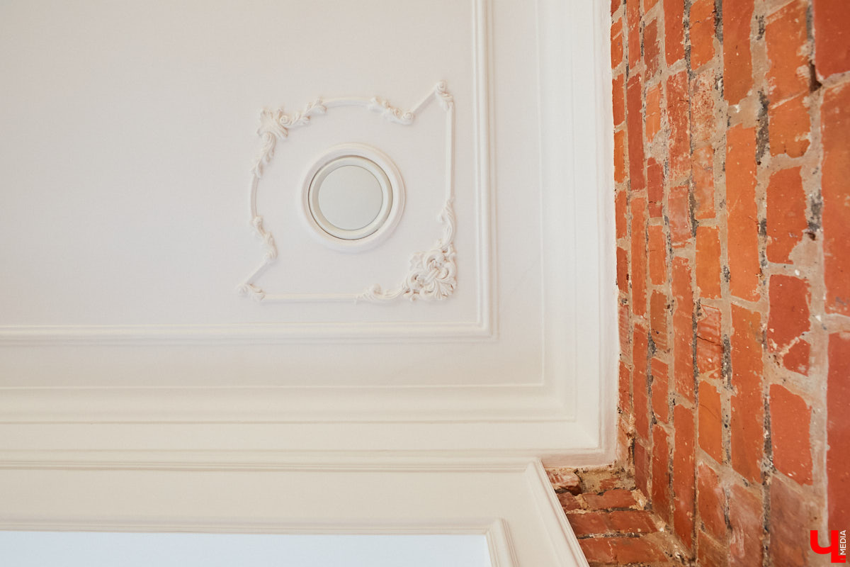 В «сталинку» после новостройки: Артемьевы переехали на Ерофеевский спуск и не прогадали. Что привлекло семью в старой квартире помимо 70 квадратов с видом на центральные достопримечательности?