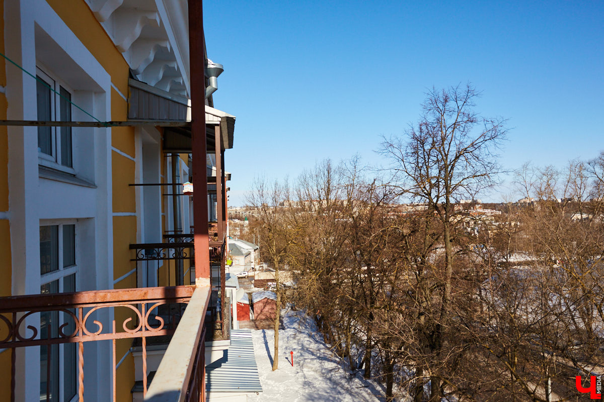 В «сталинку» после новостройки: Артемьевы переехали на Ерофеевский спуск и не прогадали. Что привлекло семью в старой квартире помимо 70 квадратов с видом на центральные достопримечательности?