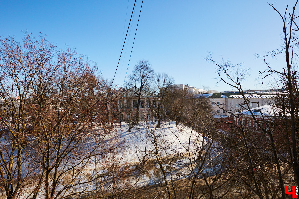 В «сталинку» после новостройки: Артемьевы переехали на Ерофеевский спуск и не прогадали. Что привлекло семью в старой квартире помимо 70 квадратов с видом на центральные достопримечательности?