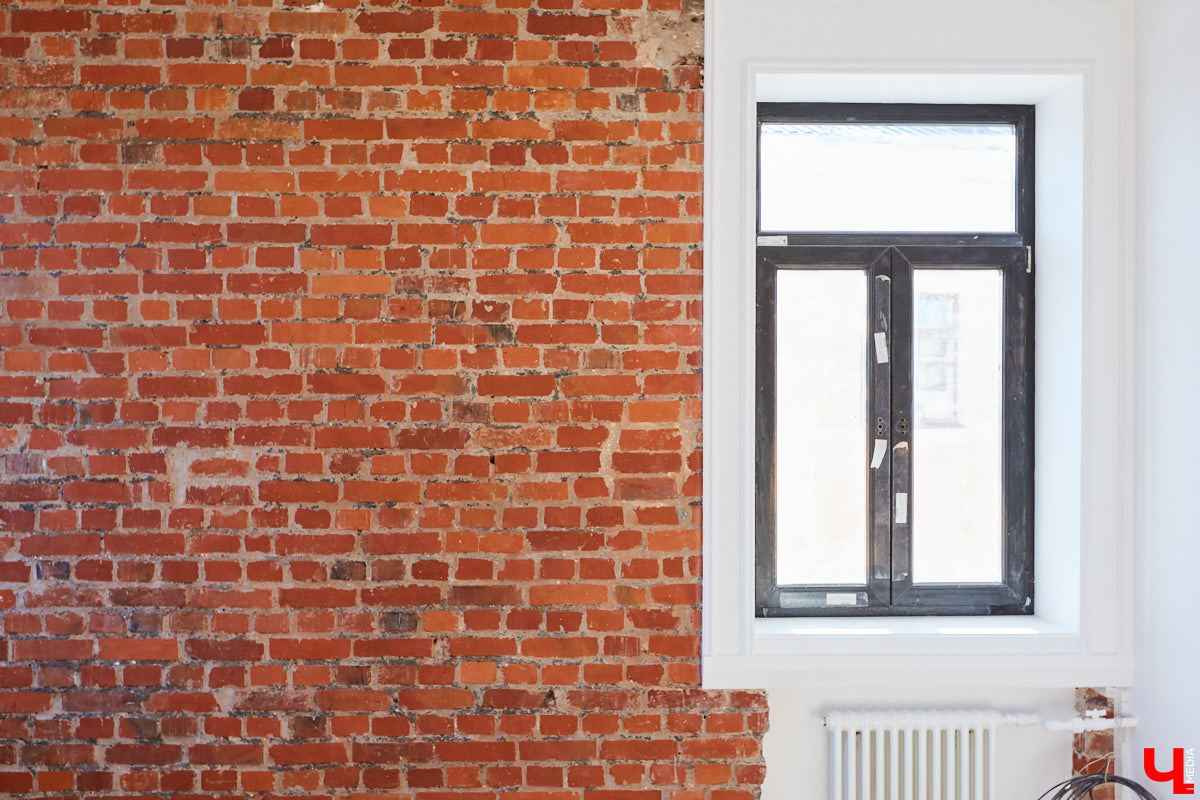 В «сталинку» после новостройки: Артемьевы переехали на Ерофеевский спуск и не прогадали. Что привлекло семью в старой квартире помимо 70 квадратов с видом на центральные достопримечательности?