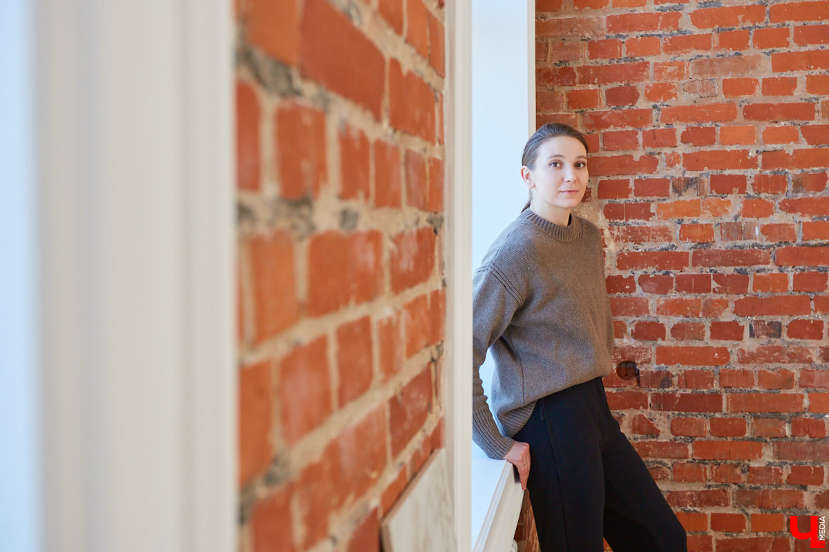 В «сталинку» после новостройки: Артемьевы переехали на Ерофеевский спуск и не прогадали. Что привлекло семью в старой квартире помимо 70 квадратов с видом на центральные достопримечательности?