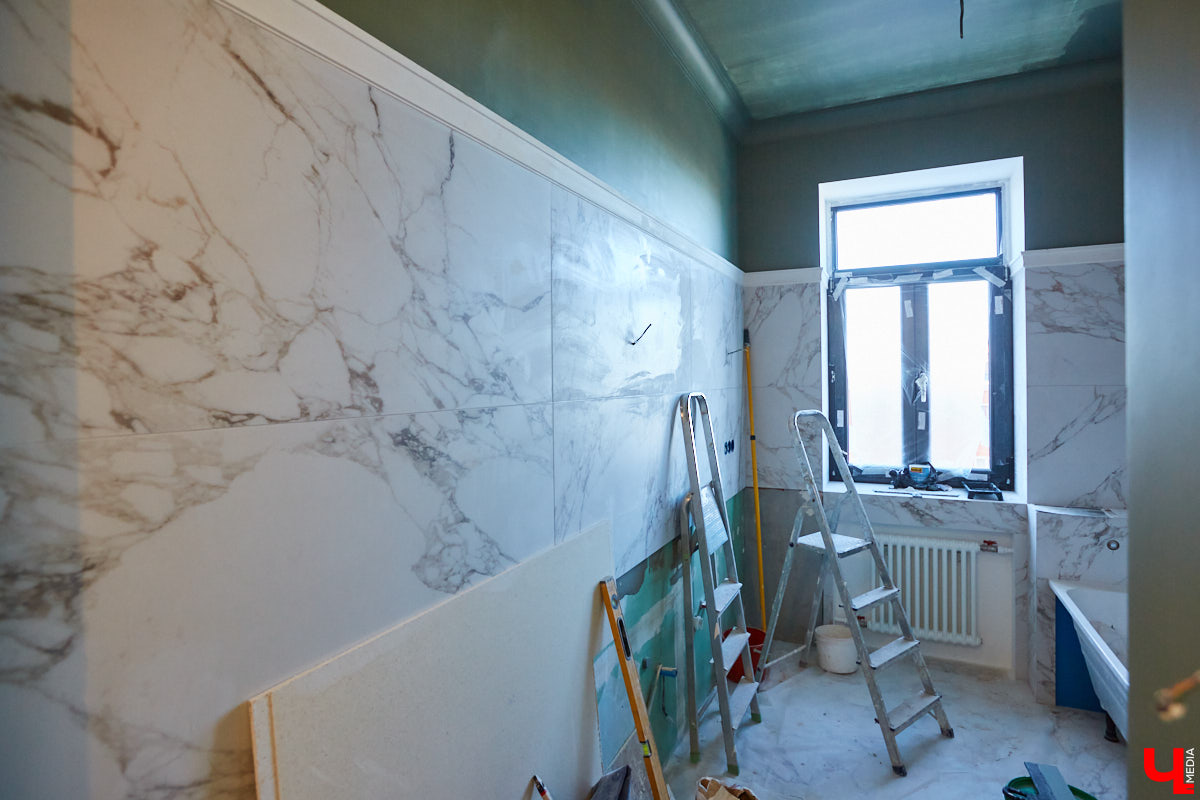 В «сталинку» после новостройки: Артемьевы переехали на Ерофеевский спуск и не прогадали. Что привлекло семью в старой квартире помимо 70 квадратов с видом на центральные достопримечательности?