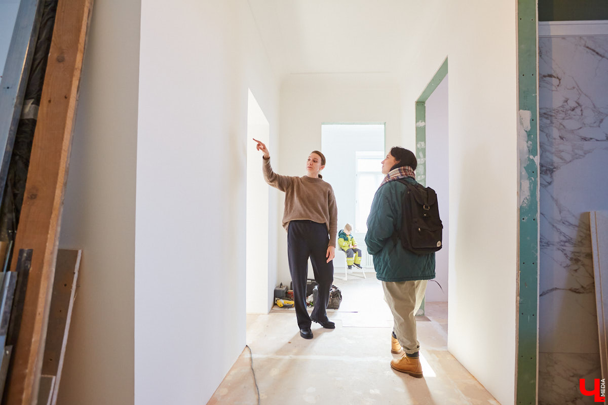 В «сталинку» после новостройки: Артемьевы переехали на Ерофеевский спуск и не прогадали. Что привлекло семью в старой квартире помимо 70 квадратов с видом на центральные достопримечательности?