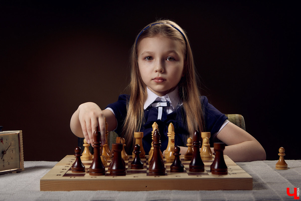 Диане Преображенской десять лет, а она уже пятый год профессионально занимается шахматами. Мечтает стать гроссмейстером и уверенно идет к своей цели. Родители юной спортсменки поделились планами на будущее талантливой дочери.