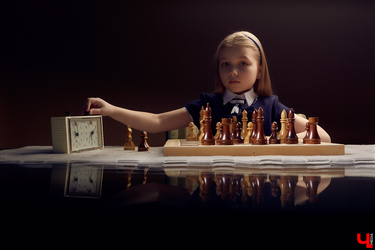 Диане Преображенской десять лет, а она уже пятый год профессионально занимается шахматами. Мечтает стать гроссмейстером и уверенно идет к своей цели. Родители юной спортсменки поделились планами на будущее талантливой дочери.