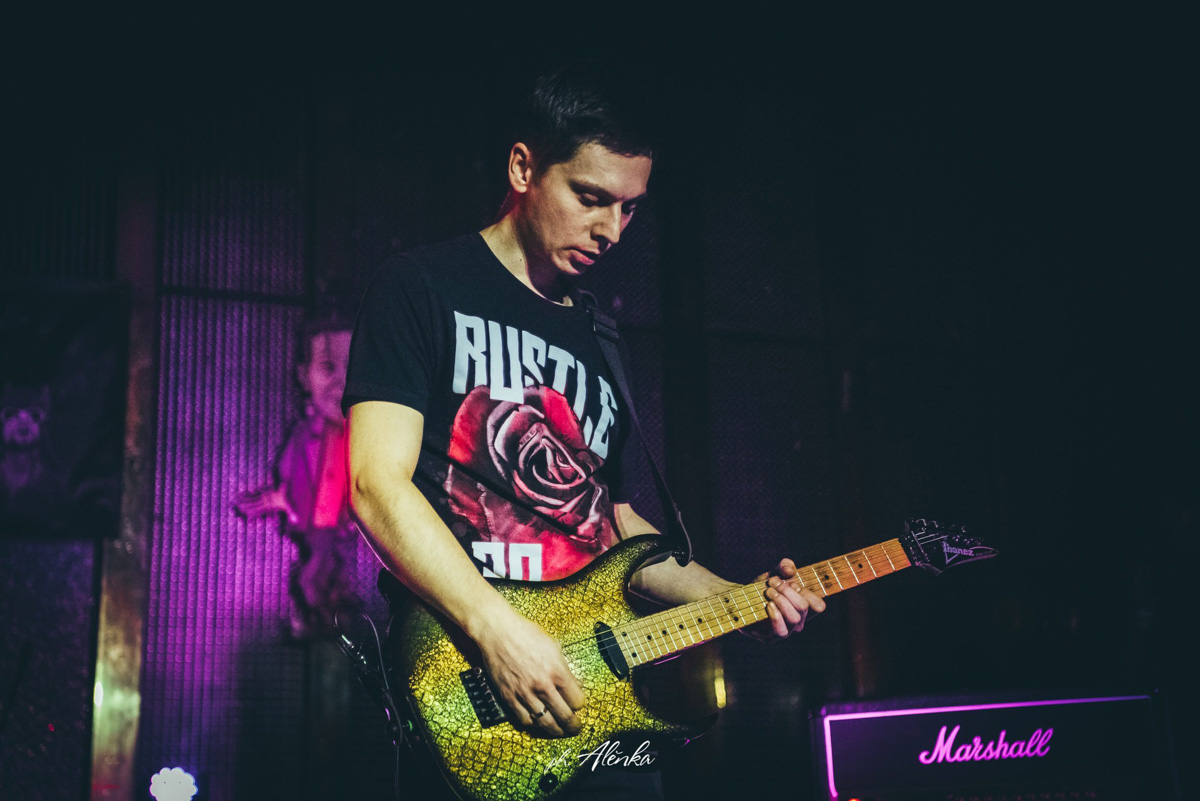 Панк после стольких лет? Всегда. Владимирская группа PLEASE PLEASE ME о создании местной андеграунд-тусовки, переезде в Москву и нестареющем творчестве.