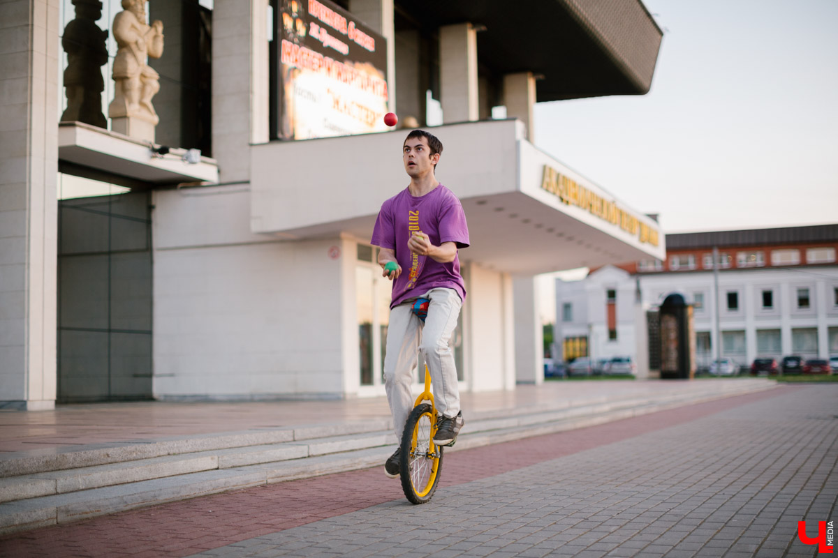 Дамы, валеты, короли. Владимирские Instagram-пользователи могли наткнуться на необычный аккаунт — игральные карты на фоне городских улиц. Это экспериментальный проект «4romen», продвигающий идею стрит-арта без вандализма.