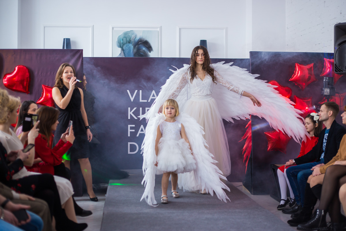 Кружева и пайетки, пышные платья и лаконичная, но оригинальная школьная форма, модели от 2 до 15 лет - так во Владимире прошел первый модный показ детской одежды для детей и подростков Vladimir kids fashion day.