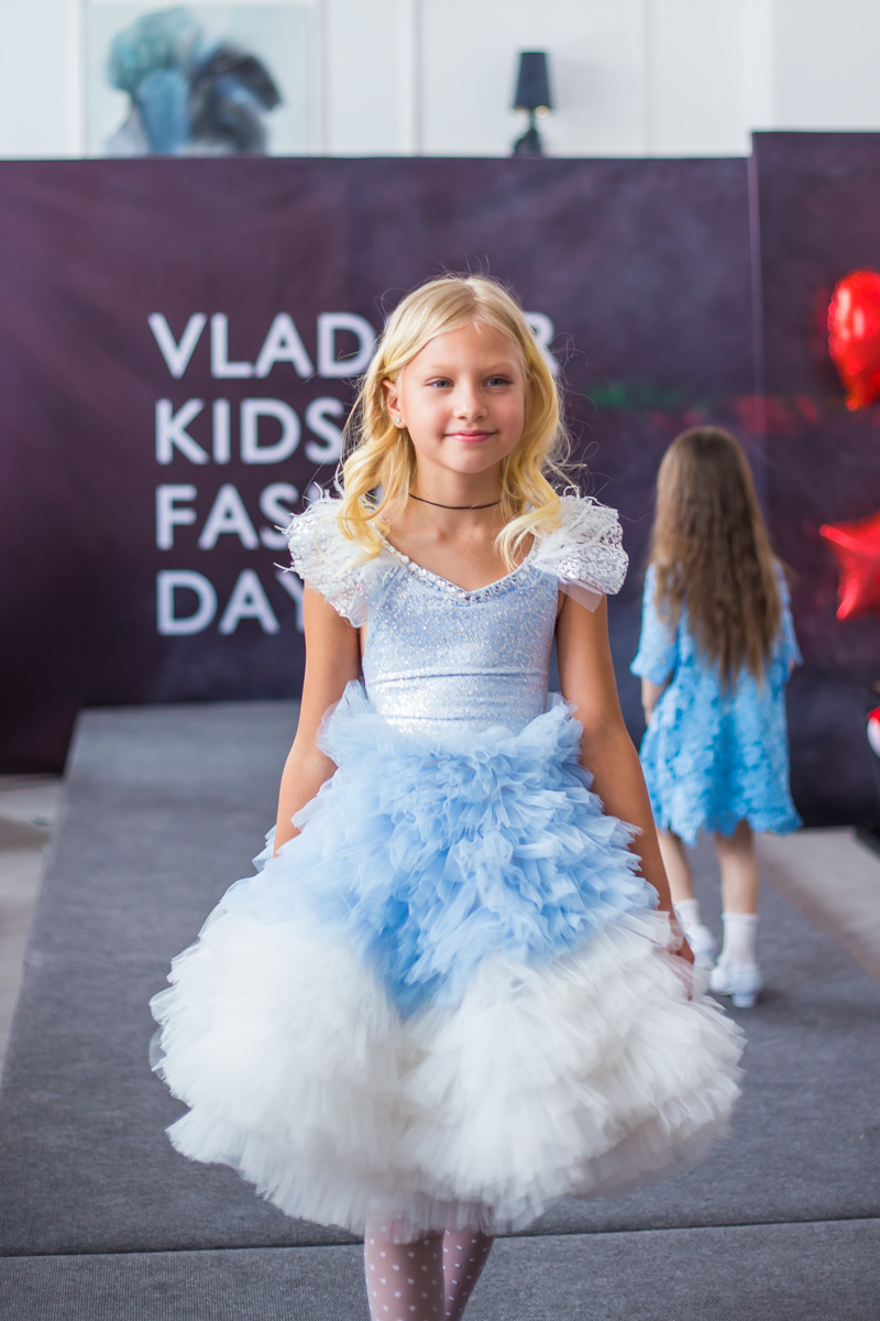 Кружева и пайетки, пышные платья и лаконичная, но оригинальная школьная форма, модели от 2 до 15 лет - так во Владимире прошел первый модный показ детской одежды для детей и подростков Vladimir kids fashion day.