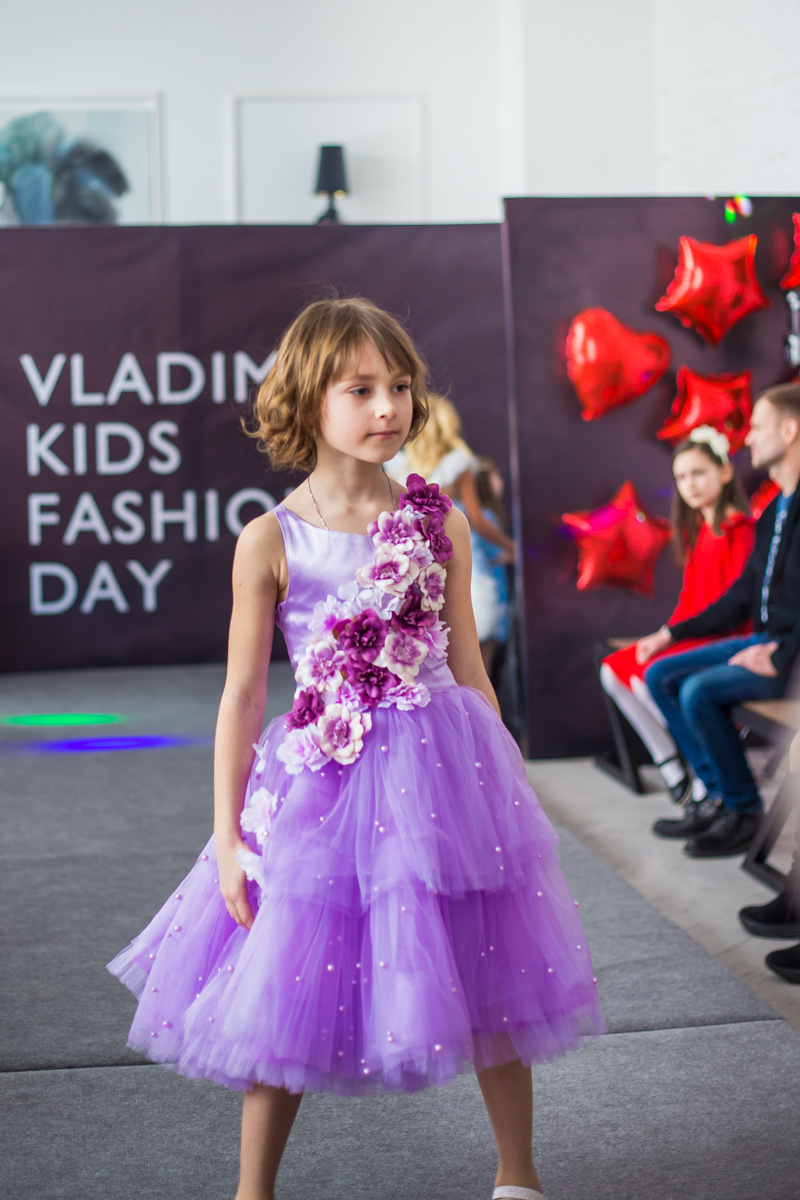 Кружева и пайетки, пышные платья и лаконичная, но оригинальная школьная форма, модели от 2 до 15 лет - так во Владимире прошел первый модный показ детской одежды для детей и подростков Vladimir kids fashion day.