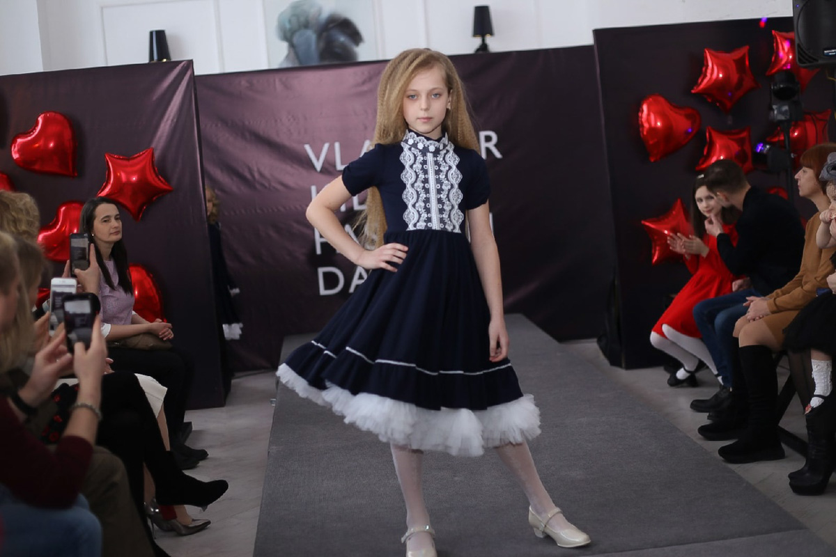 Кружева и пайетки, пышные платья и лаконичная, но оригинальная школьная форма, модели от 2 до 15 лет - так во Владимире прошел первый модный показ детской одежды для детей и подростков Vladimir kids fashion day.