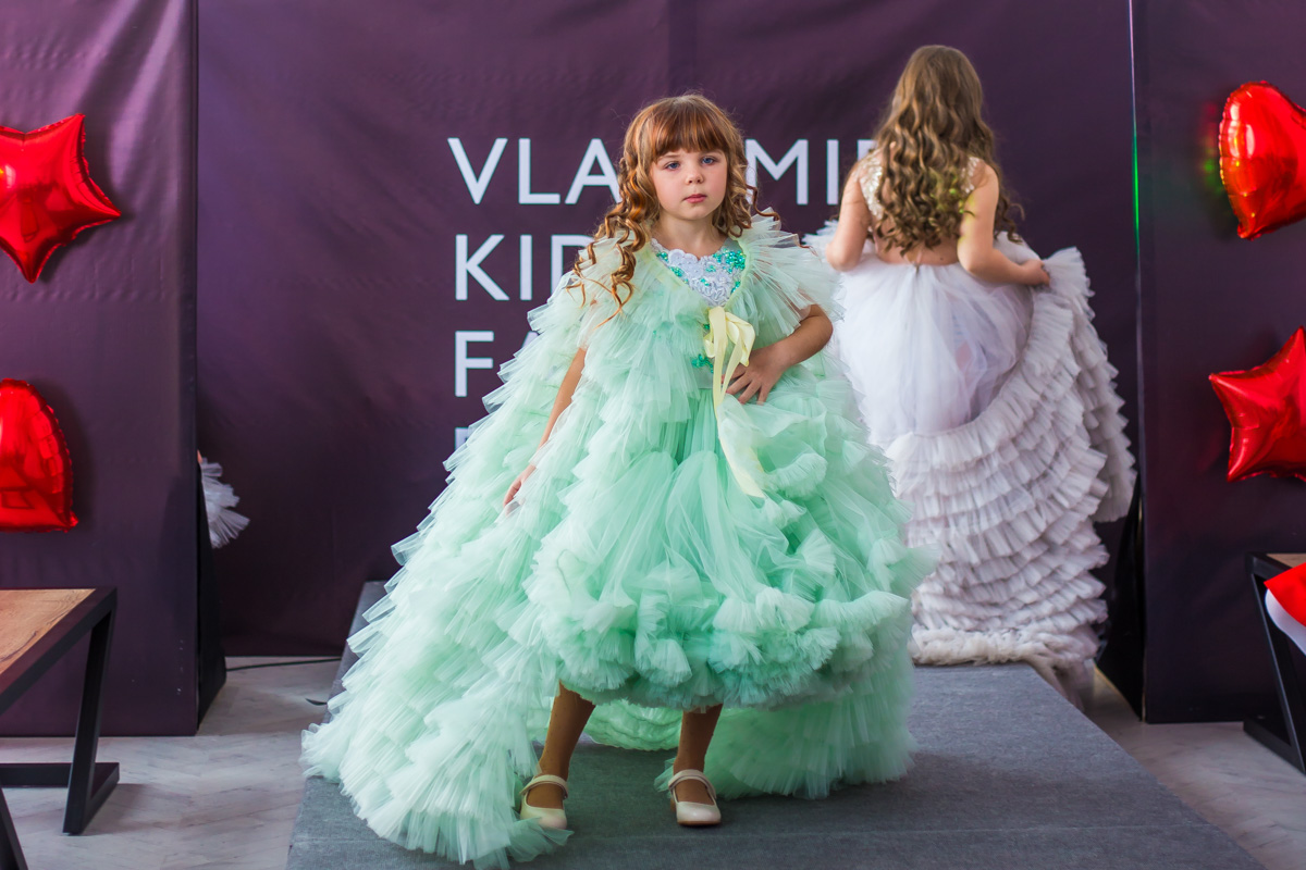 Кружева и пайетки, пышные платья и лаконичная, но оригинальная школьная форма, модели от 2 до 15 лет - так во Владимире прошел первый модный показ детской одежды для детей и подростков Vladimir kids fashion day.