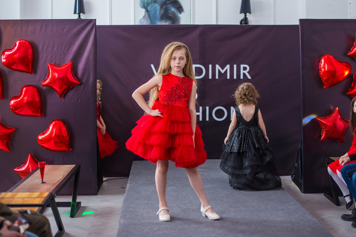 Кружева и пайетки, пышные платья и лаконичная, но оригинальная школьная форма, модели от 2 до 15 лет - так во Владимире прошел первый модный показ детской одежды для детей и подростков Vladimir kids fashion day.