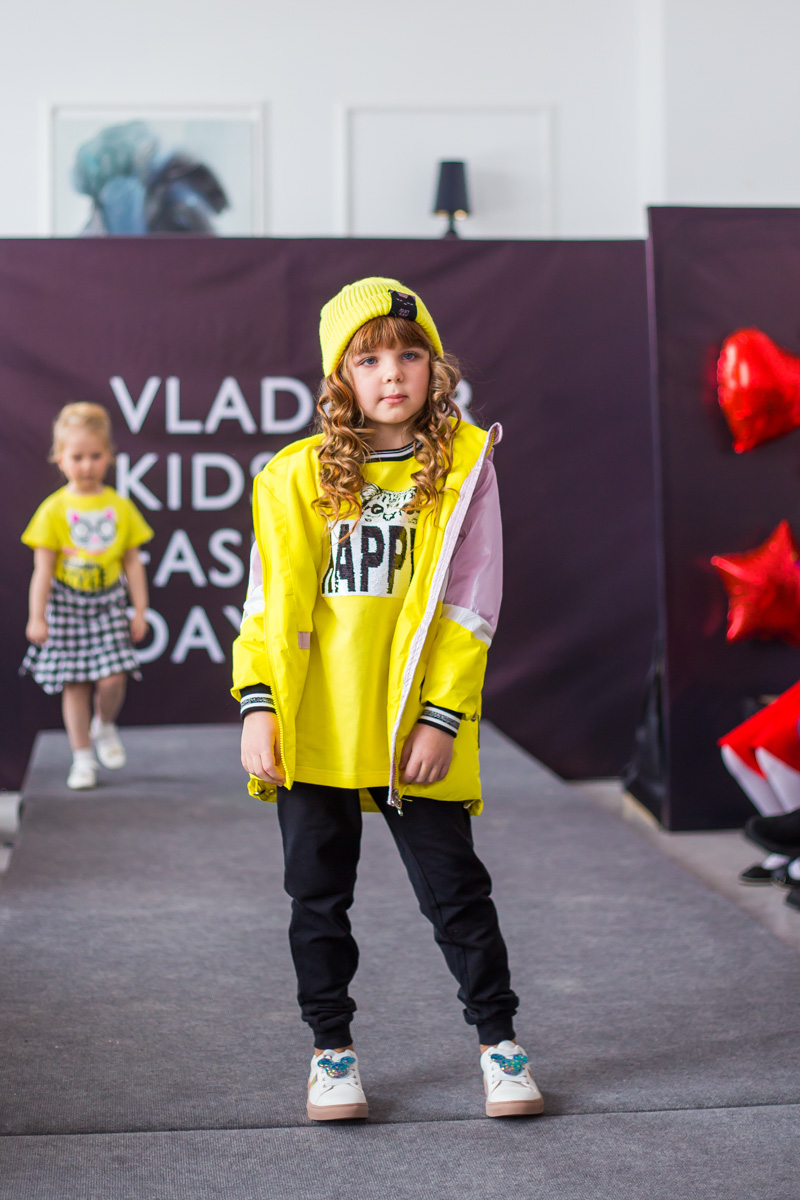 Кружева и пайетки, пышные платья и лаконичная, но оригинальная школьная форма, модели от 2 до 15 лет - так во Владимире прошел первый модный показ детской одежды для детей и подростков Vladimir kids fashion day.