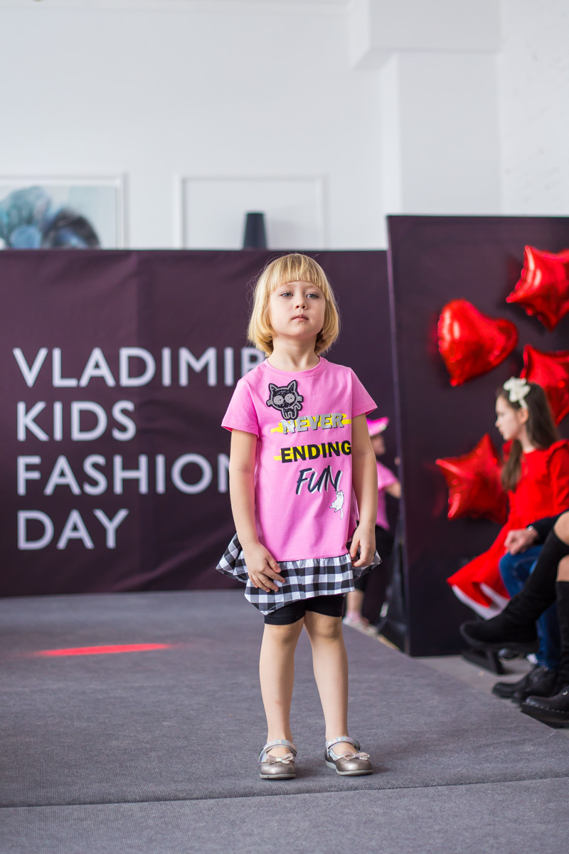 Кружева и пайетки, пышные платья и лаконичная, но оригинальная школьная форма, модели от 2 до 15 лет - так во Владимире прошел первый модный показ детской одежды для детей и подростков Vladimir kids fashion day.