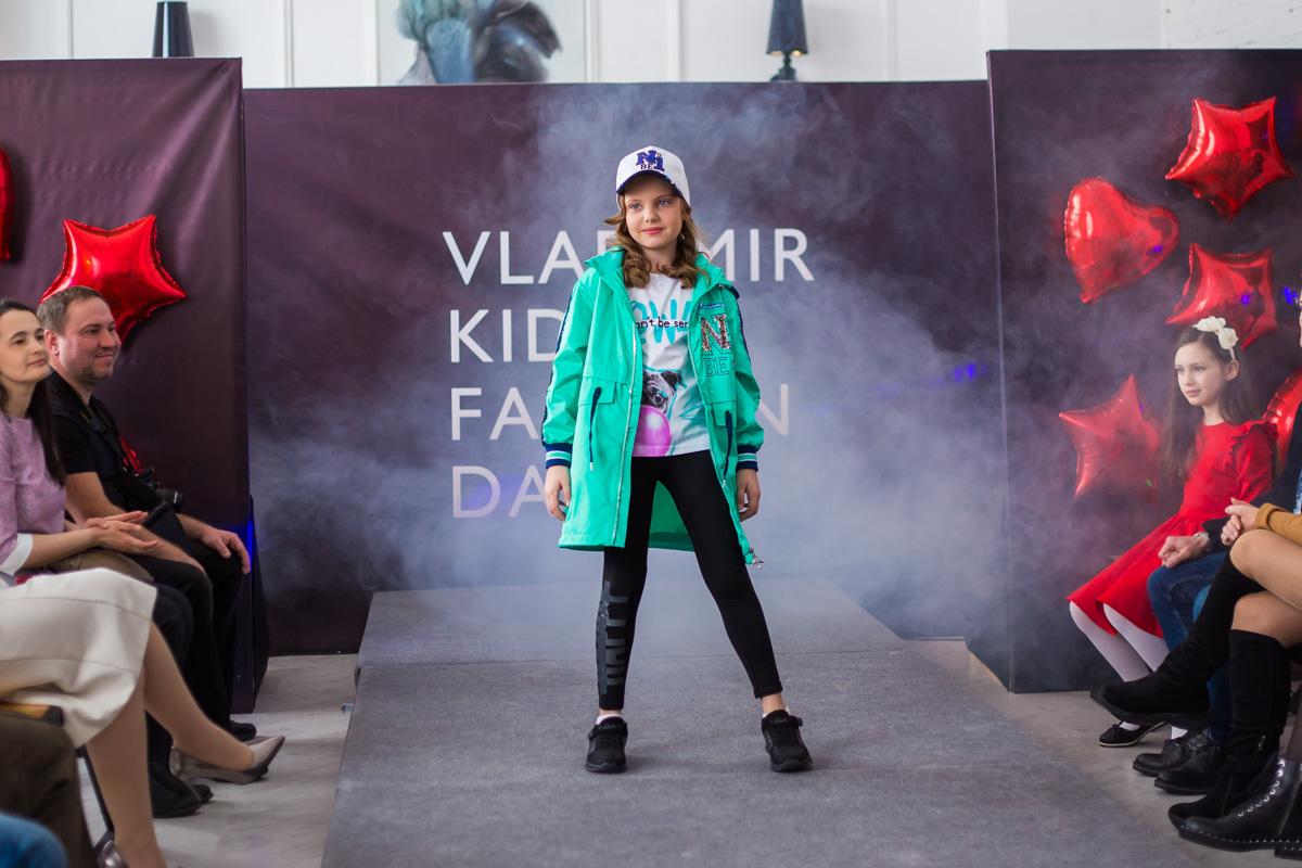Кружева и пайетки, пышные платья и лаконичная, но оригинальная школьная форма, модели от 2 до 15 лет - так во Владимире прошел первый модный показ детской одежды для детей и подростков Vladimir kids fashion day.