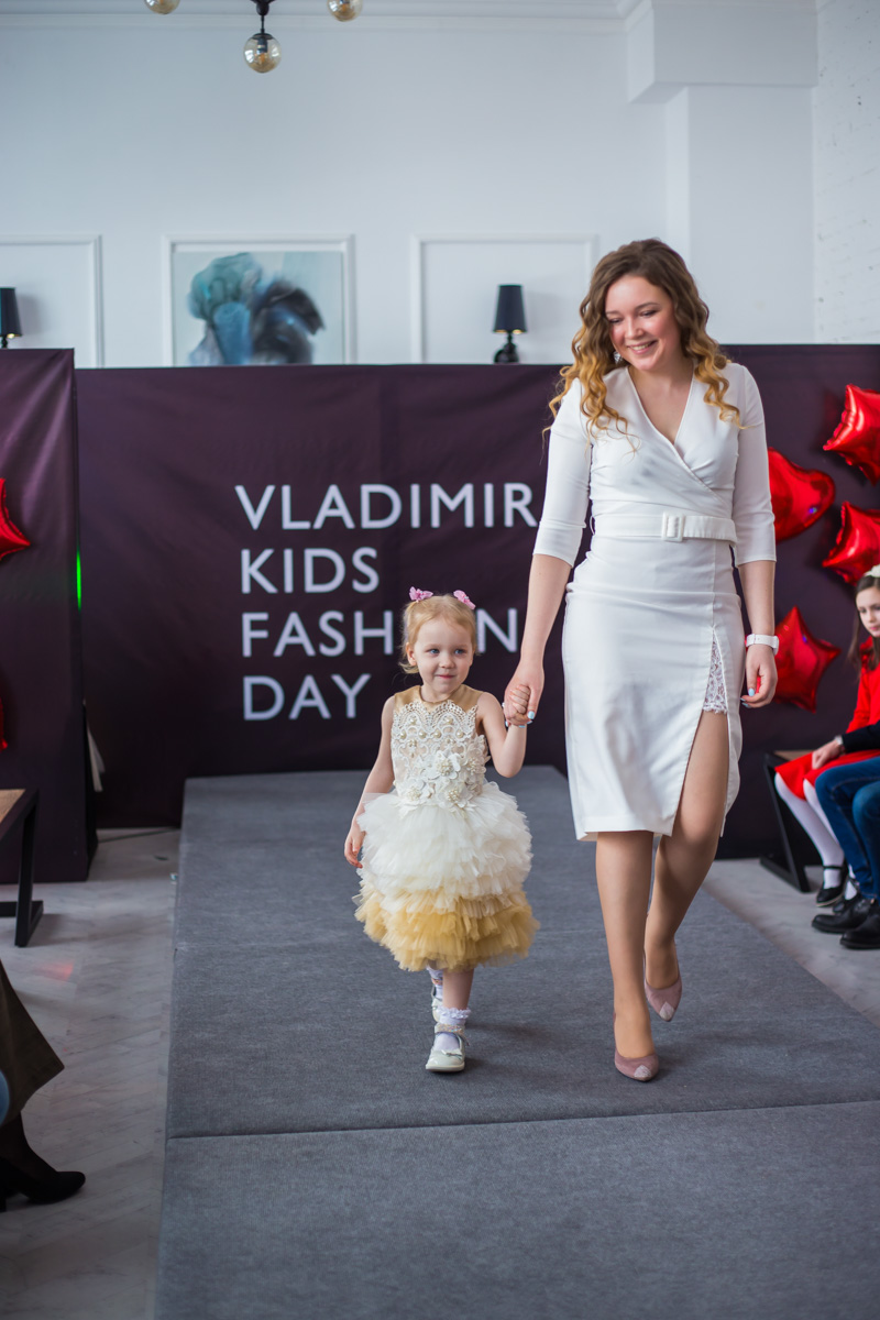 Кружева и пайетки, пышные платья и лаконичная, но оригинальная школьная форма, модели от 2 до 15 лет - так во Владимире прошел первый модный показ детской одежды для детей и подростков Vladimir kids fashion day.