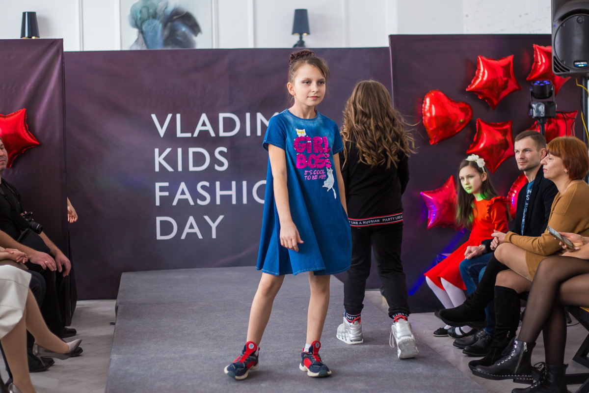 Кружева и пайетки, пышные платья и лаконичная, но оригинальная школьная форма, модели от 2 до 15 лет - так во Владимире прошел первый модный показ детской одежды для детей и подростков Vladimir kids fashion day.