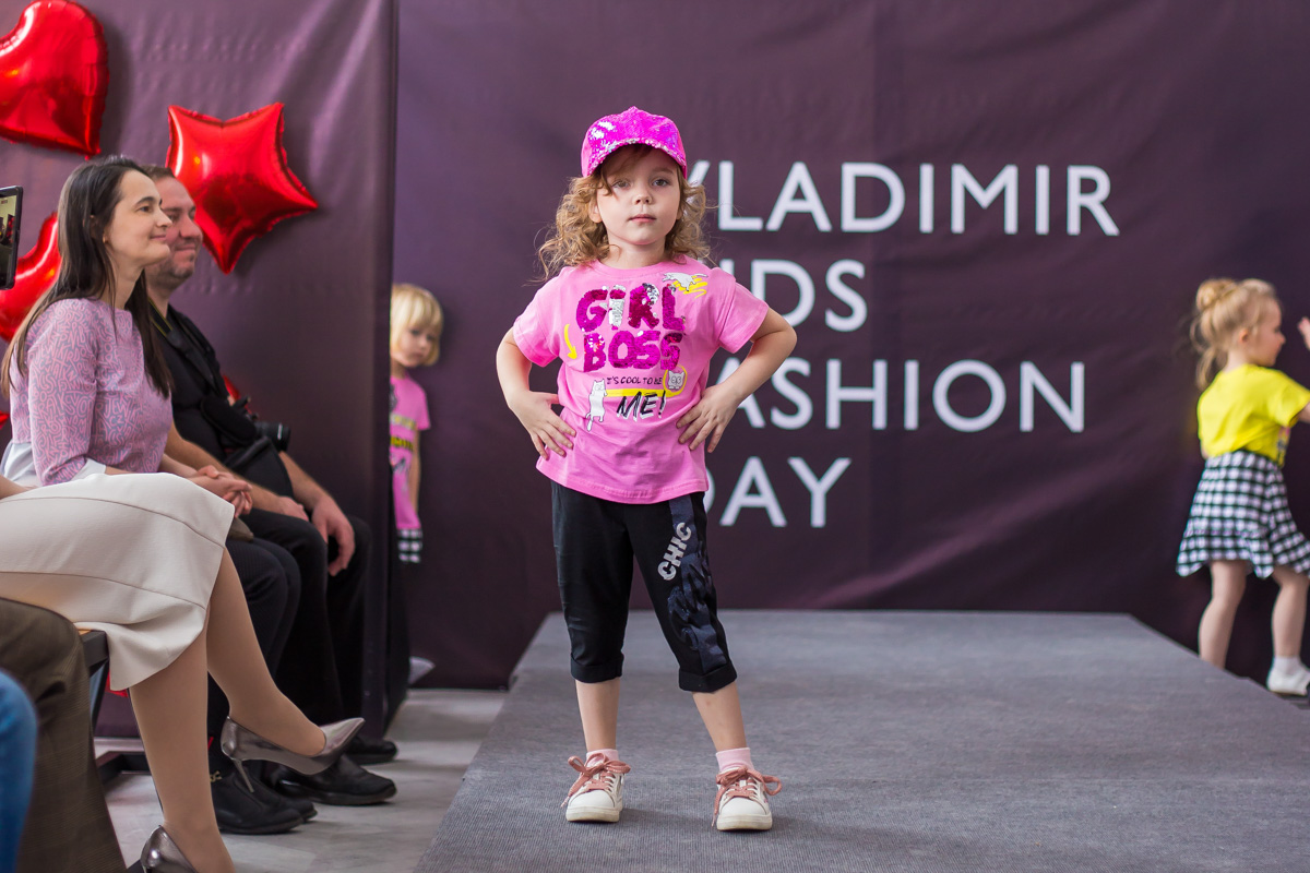 Кружева и пайетки, пышные платья и лаконичная, но оригинальная школьная форма, модели от 2 до 15 лет - так во Владимире прошел первый модный показ детской одежды для детей и подростков Vladimir kids fashion day.