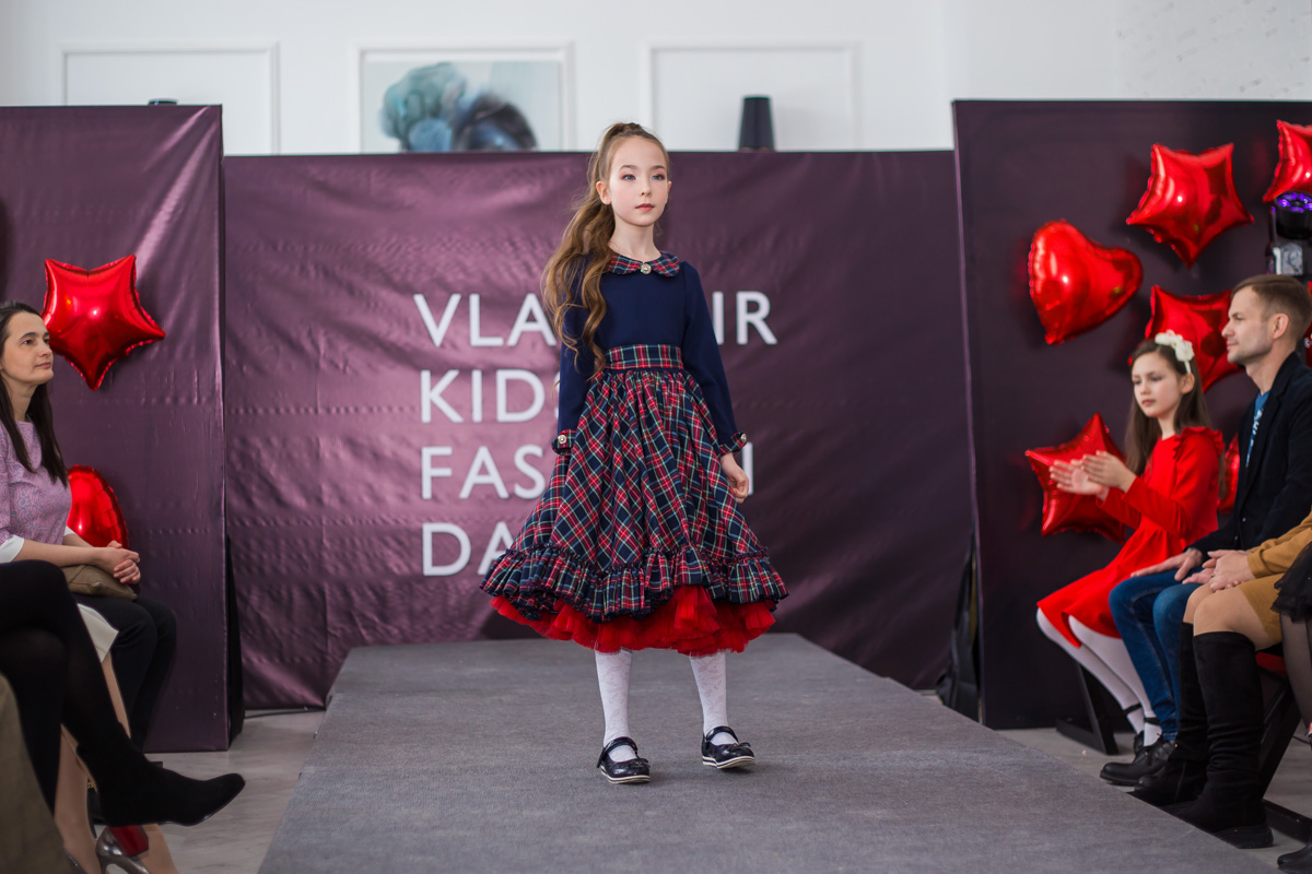 Кружева и пайетки, пышные платья и лаконичная, но оригинальная школьная форма, модели от 2 до 15 лет - так во Владимире прошел первый модный показ детской одежды для детей и подростков Vladimir kids fashion day.