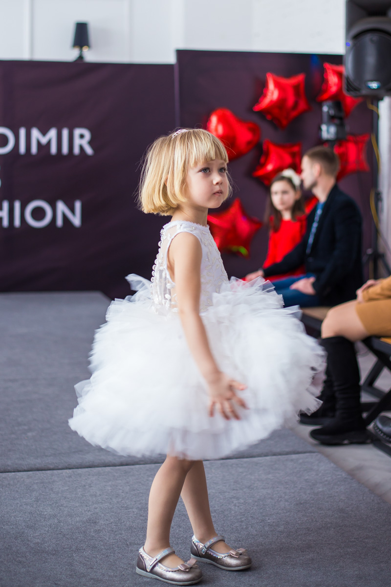 Кружева и пайетки, пышные платья и лаконичная, но оригинальная школьная форма, модели от 2 до 15 лет - так во Владимире прошел первый модный показ детской одежды для детей и подростков Vladimir kids fashion day.