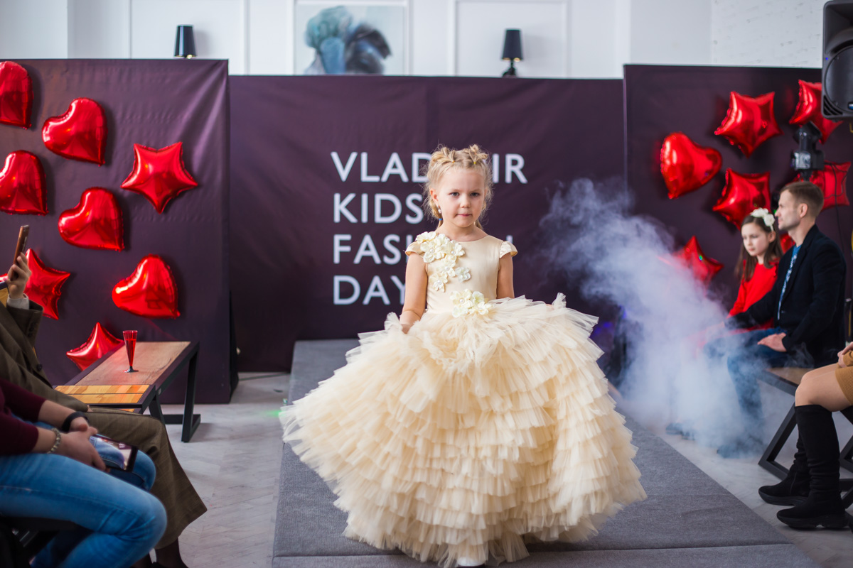 Кружева и пайетки, пышные платья и лаконичная, но оригинальная школьная форма, модели от 2 до 15 лет - так во Владимире прошел первый модный показ детской одежды для детей и подростков Vladimir kids fashion day.