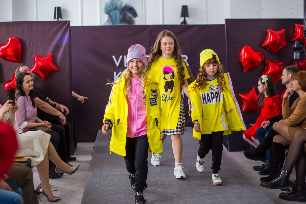 Кружева и пайетки, пышные платья и лаконичная, но оригинальная школьная форма, модели от 2 до 15 лет - так во Владимире прошел первый модный показ детской одежды для детей и подростков Vladimir kids fashion day.