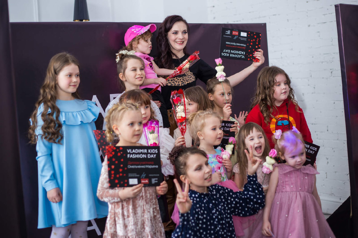 Кружева и пайетки, пышные платья и лаконичная, но оригинальная школьная форма, модели от 2 до 15 лет - так во Владимире прошел первый модный показ детской одежды для детей и подростков Vladimir kids fashion day.