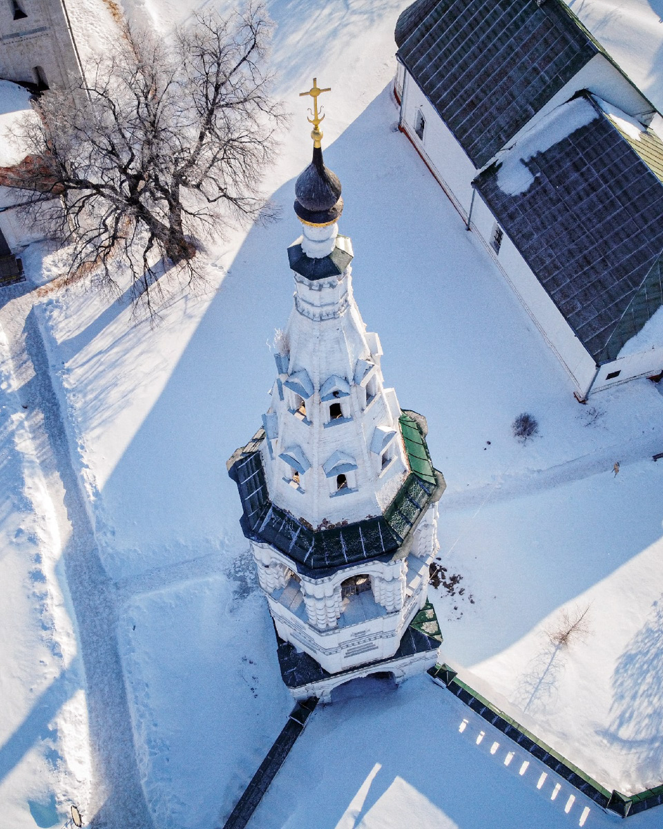 Погода еще зимняя, хоть на календаре и март. А значит, пока можем с чувством, толком, расстановкой попрощаться с морозными красотами и настроиться на скорое обновление пейзажей. Подборка фото и видео из Суздаля нам в помощь!