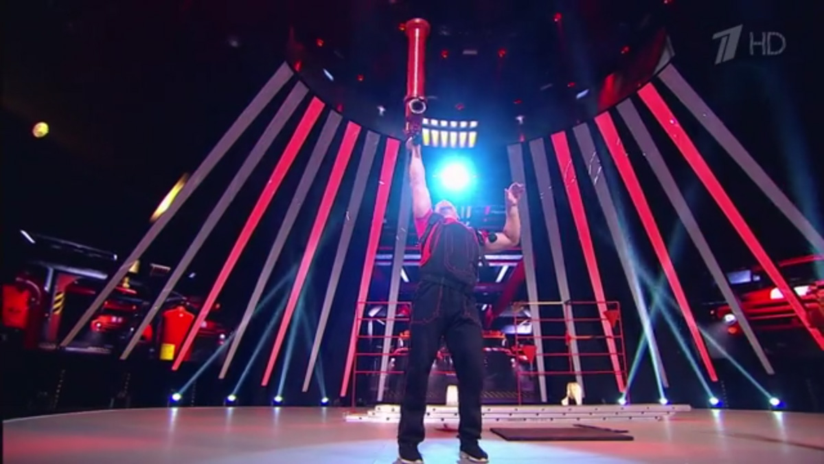 Никита Меркутов - спасатель, тушит пожары. А в свободное время занимается тяжелой атлетикой. В эфире Первого канала муромский огнеборец совместил две ипостаси.