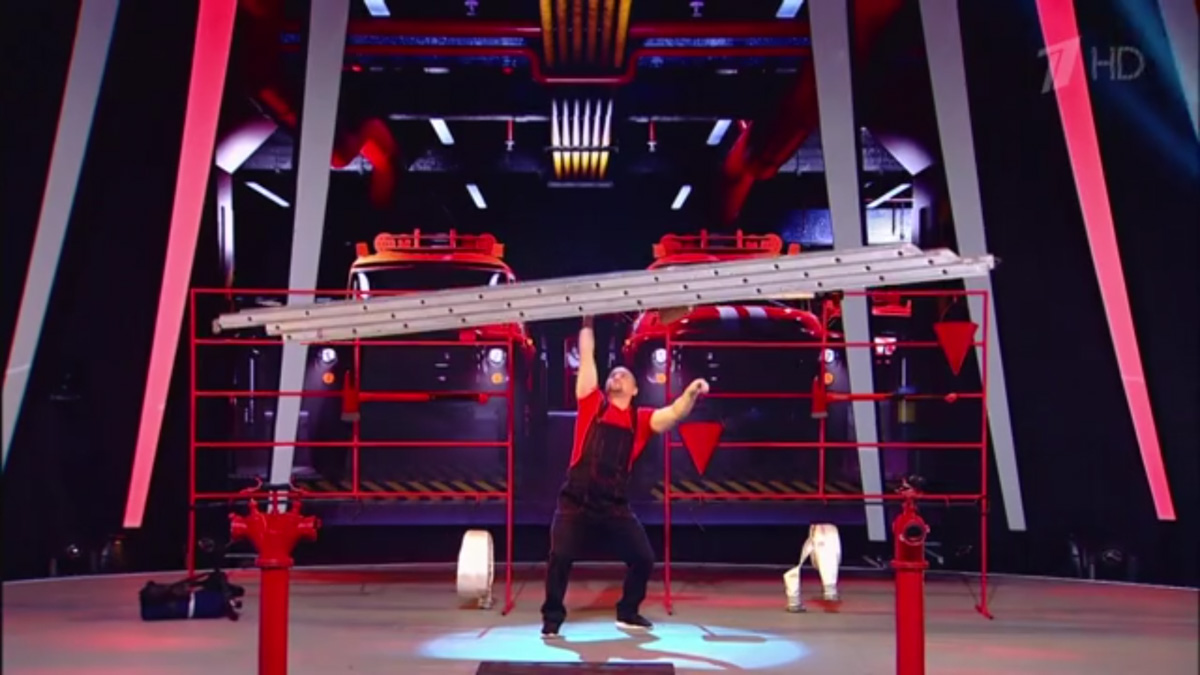 Никита Меркутов - спасатель, тушит пожары. А в свободное время занимается тяжелой атлетикой. В эфире Первого канала муромский огнеборец совместил две ипостаси.