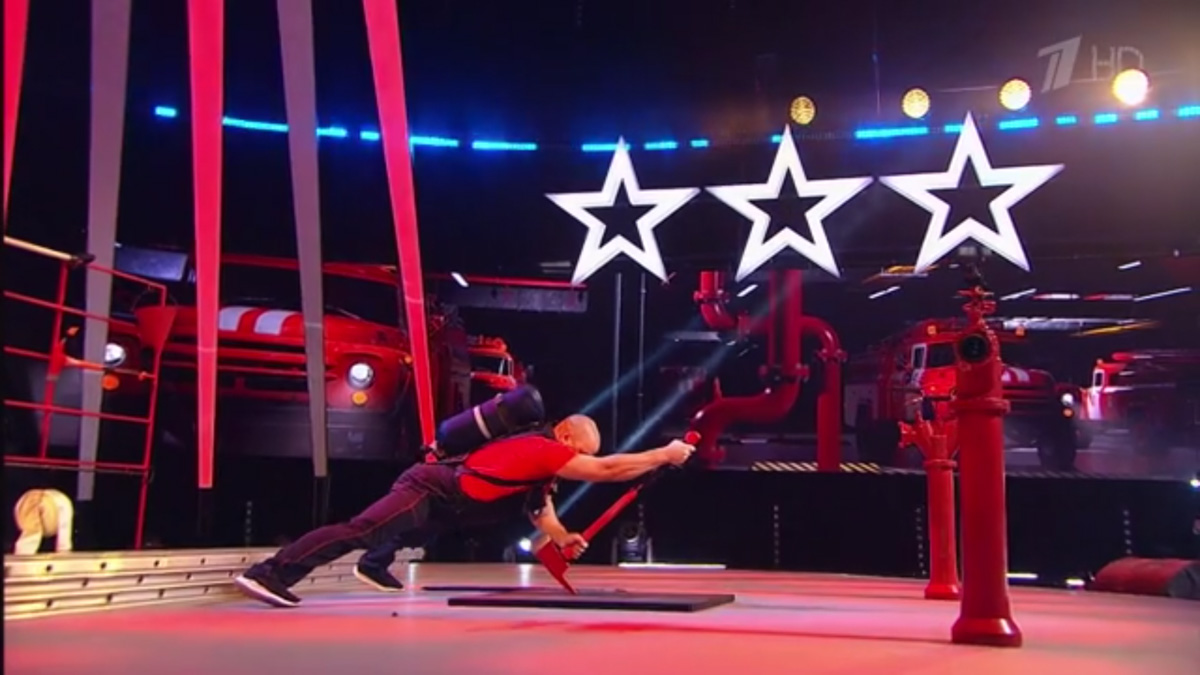 Никита Меркутов - спасатель, тушит пожары. А в свободное время занимается тяжелой атлетикой. В эфире Первого канала муромский огнеборец совместил две ипостаси.