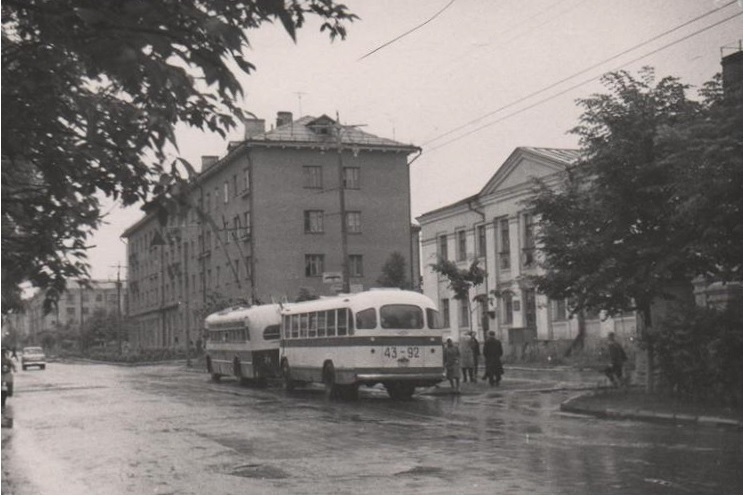 Эмоции, игра, метафора в облике строений, колоннады и арки — все это черты постмодернизма. Вместе с Людмилой Басмановой, членом Союза архитекторов России, мы составили обзор зданий в этом сложном, но довольно необычном архитектурном стиле.