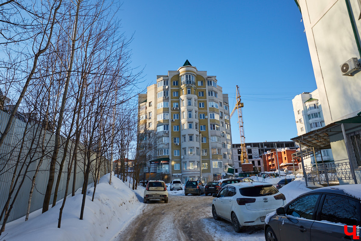 Эмоции, игра, метафора в облике строений, колоннады и арки — все это черты постмодернизма. Вместе с Людмилой Басмановой, членом Союза архитекторов России, мы составили обзор зданий в этом сложном, но довольно необычном архитектурном стиле.