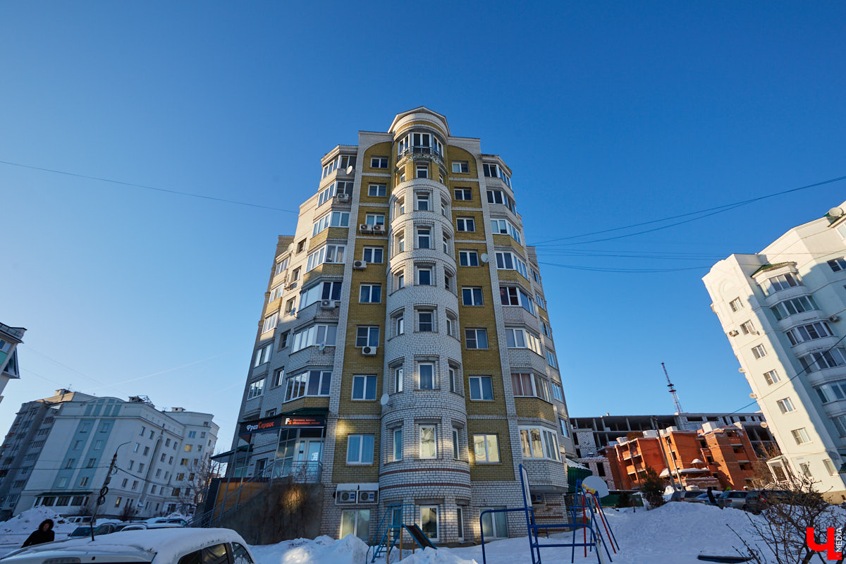 Эмоции, игра, метафора в облике строений, колоннады и арки — все это черты постмодернизма. Вместе с Людмилой Басмановой, членом Союза архитекторов России, мы составили обзор зданий в этом сложном, но довольно необычном архитектурном стиле.