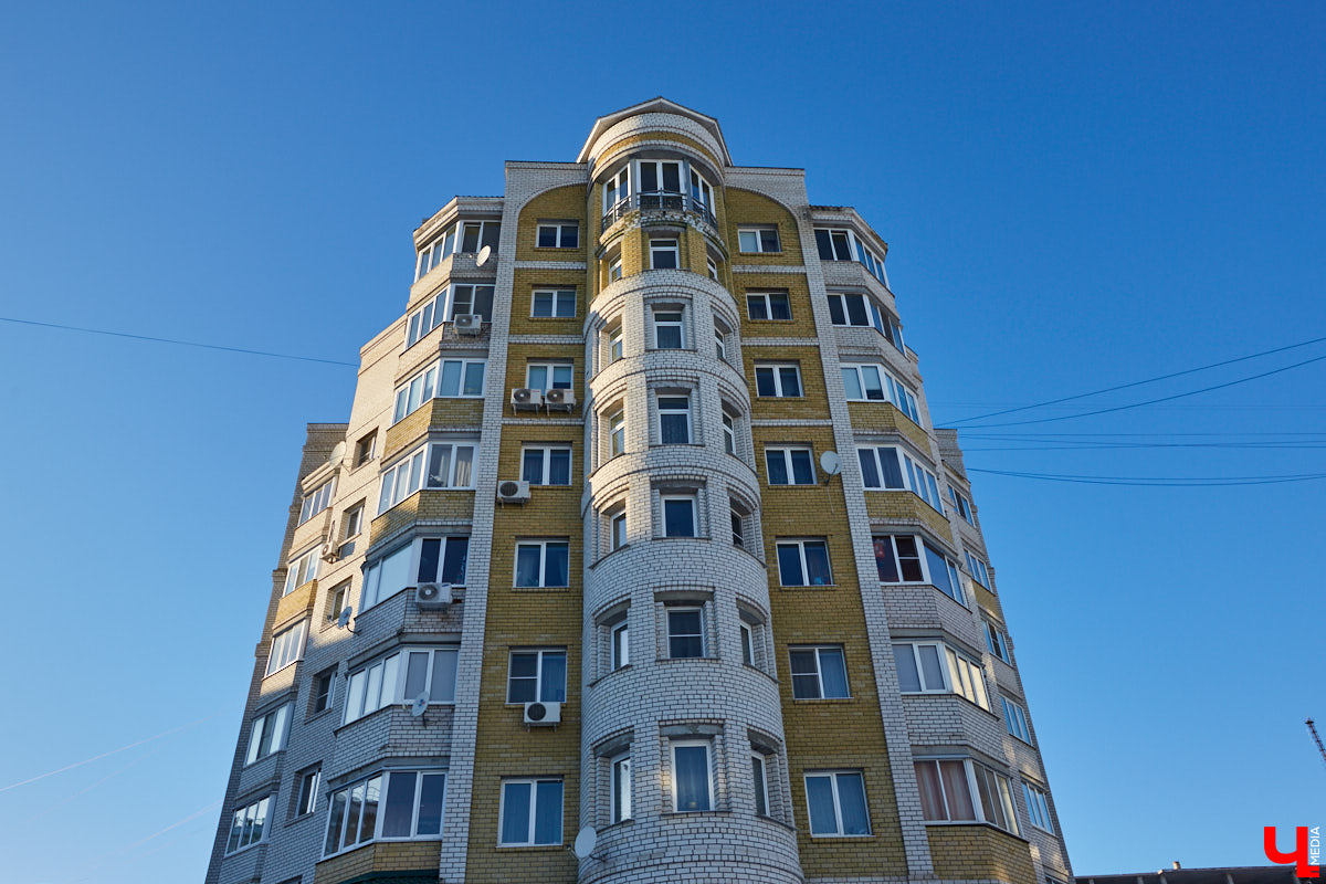 Эмоции, игра, метафора в облике строений, колоннады и арки — все это черты постмодернизма. Вместе с Людмилой Басмановой, членом Союза архитекторов России, мы составили обзор зданий в этом сложном, но довольно необычном архитектурном стиле.